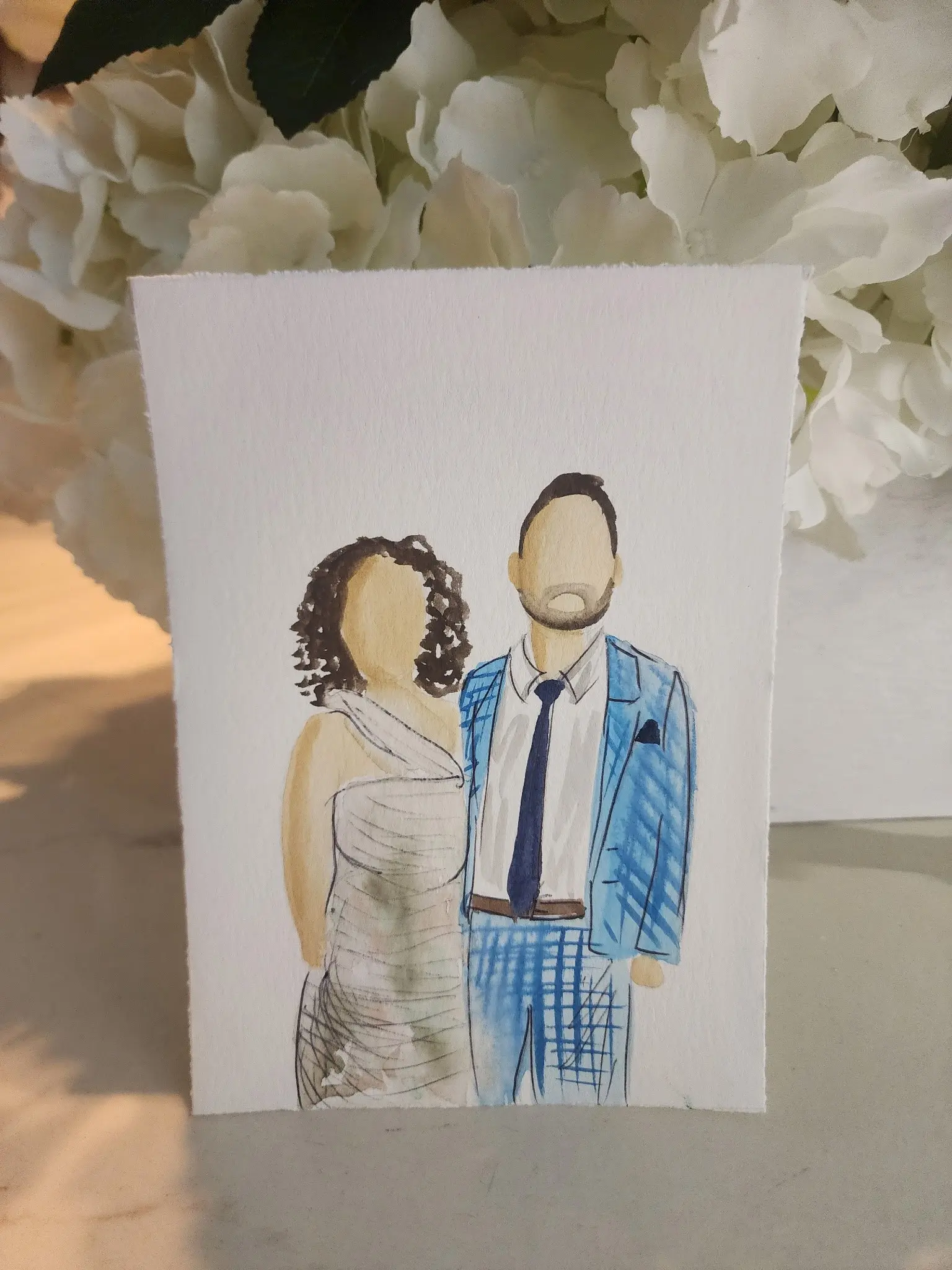 Couple en robe argentée et costume bleu — aquarelle par Gabrielle