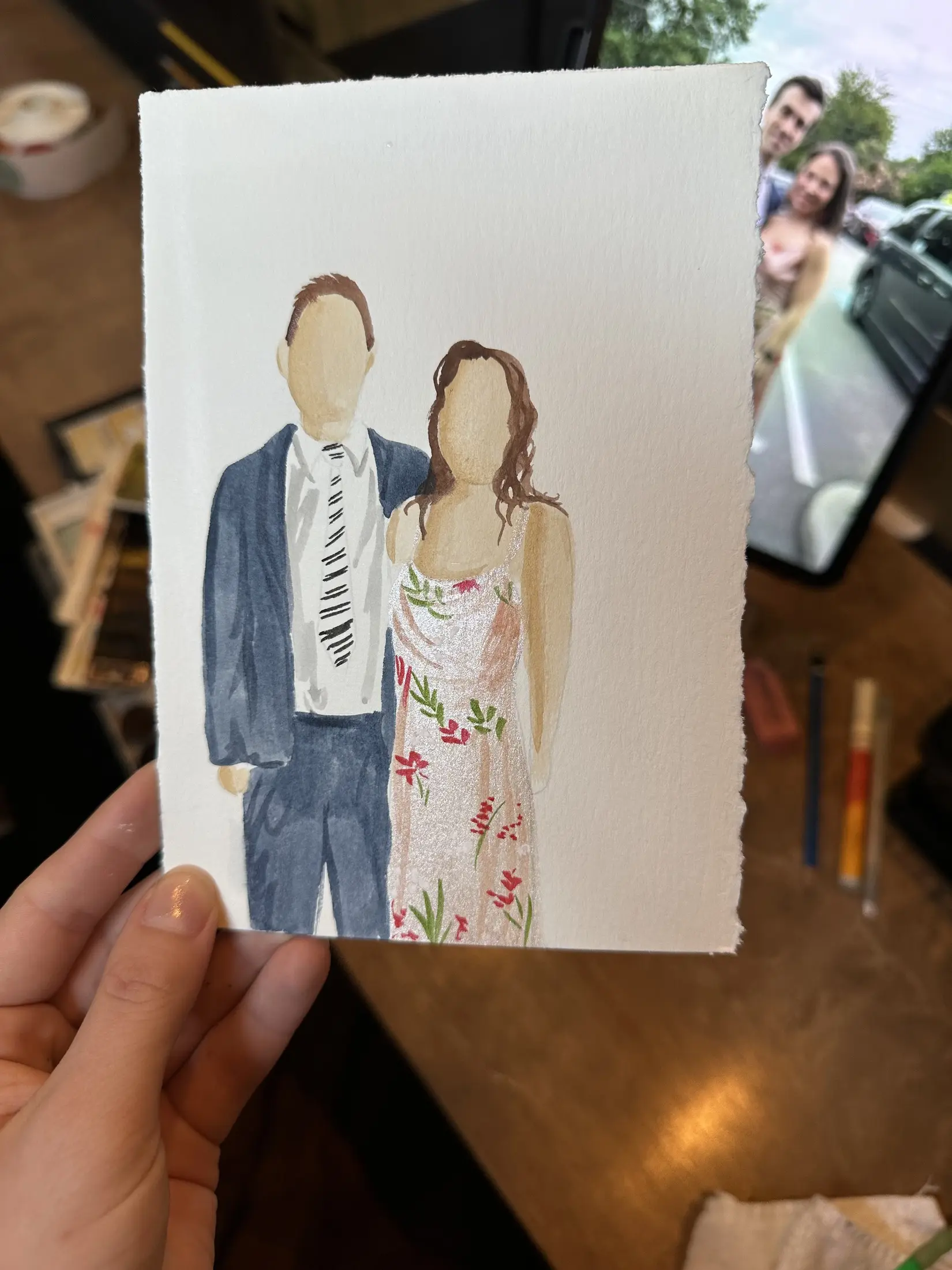 Couple en robe fleurie et costume bleu — aquarelle par Gabrielle