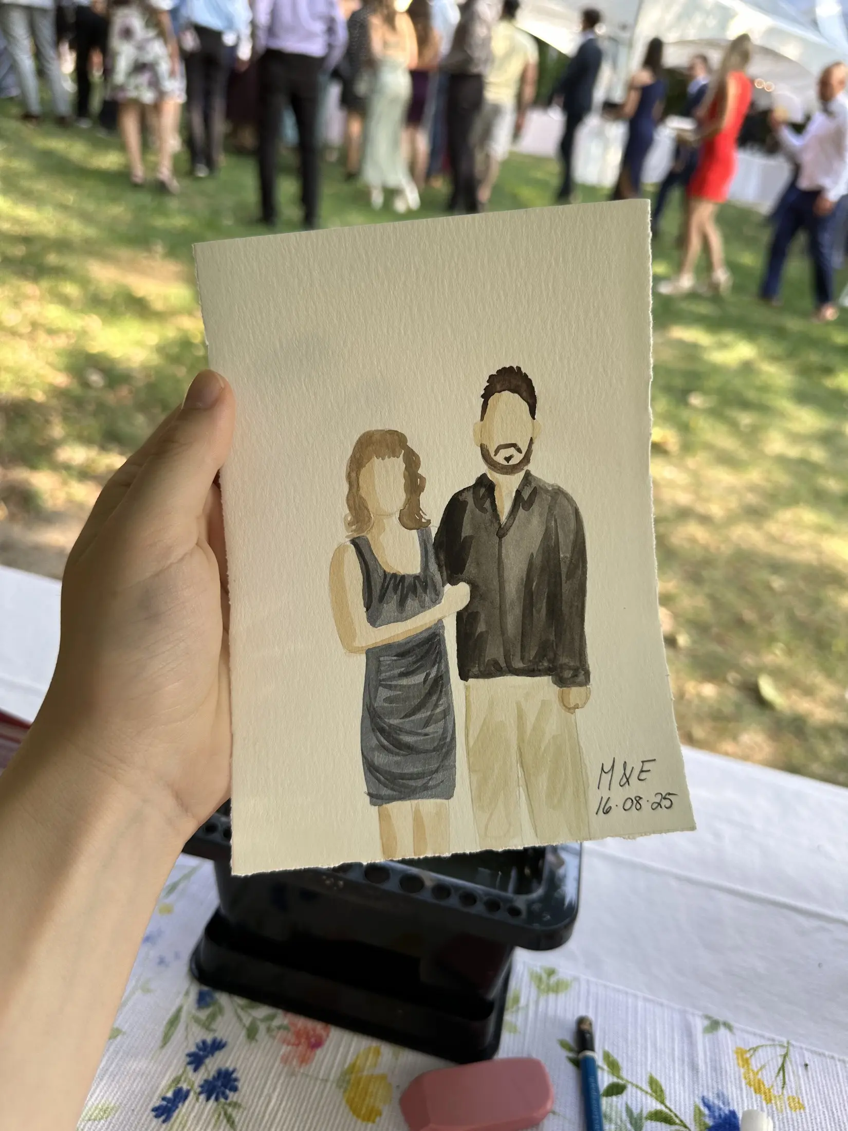 Portrait d’un couple d’invités lors d’une fête en plein air — aquarelle par Gabrielle