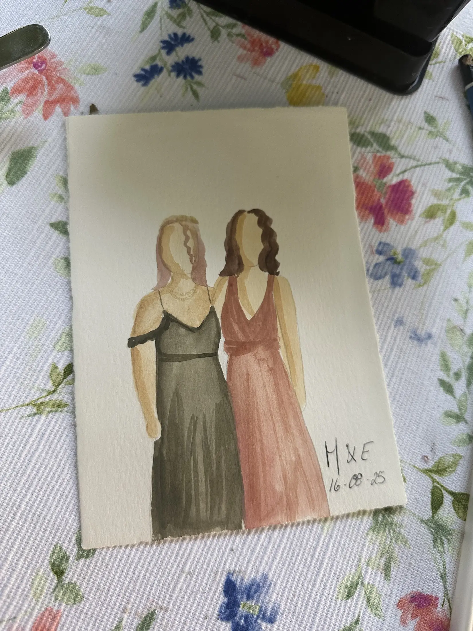 Deux invitées en robes verte et bordeaux — aquarelle par Gabrielle