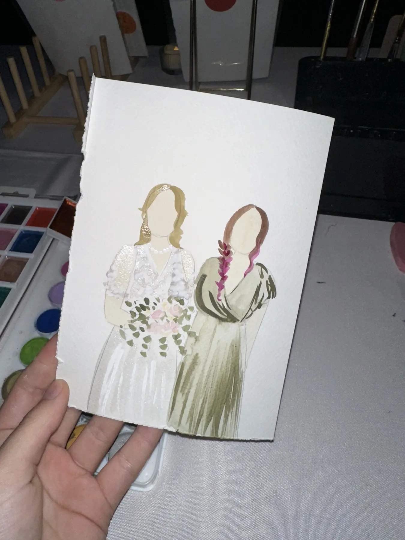 Deux personnes en robes blanche et verte avec un bouquet — aquarelle par Gabrielle
