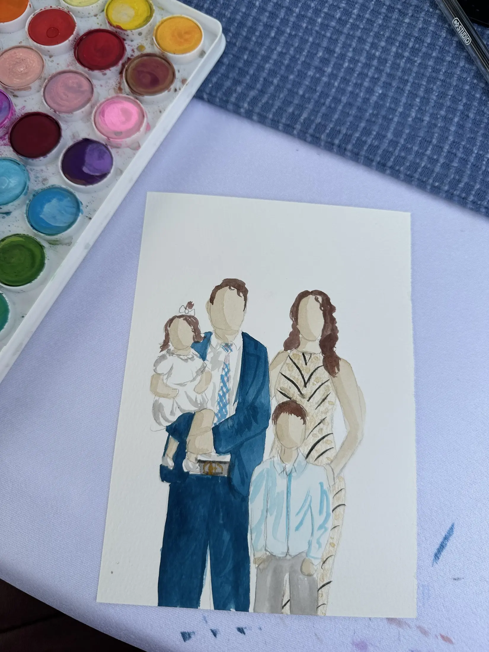 Portrait de famille à côté d’une palette d’aquarelle — aquarelle par Gabrielle