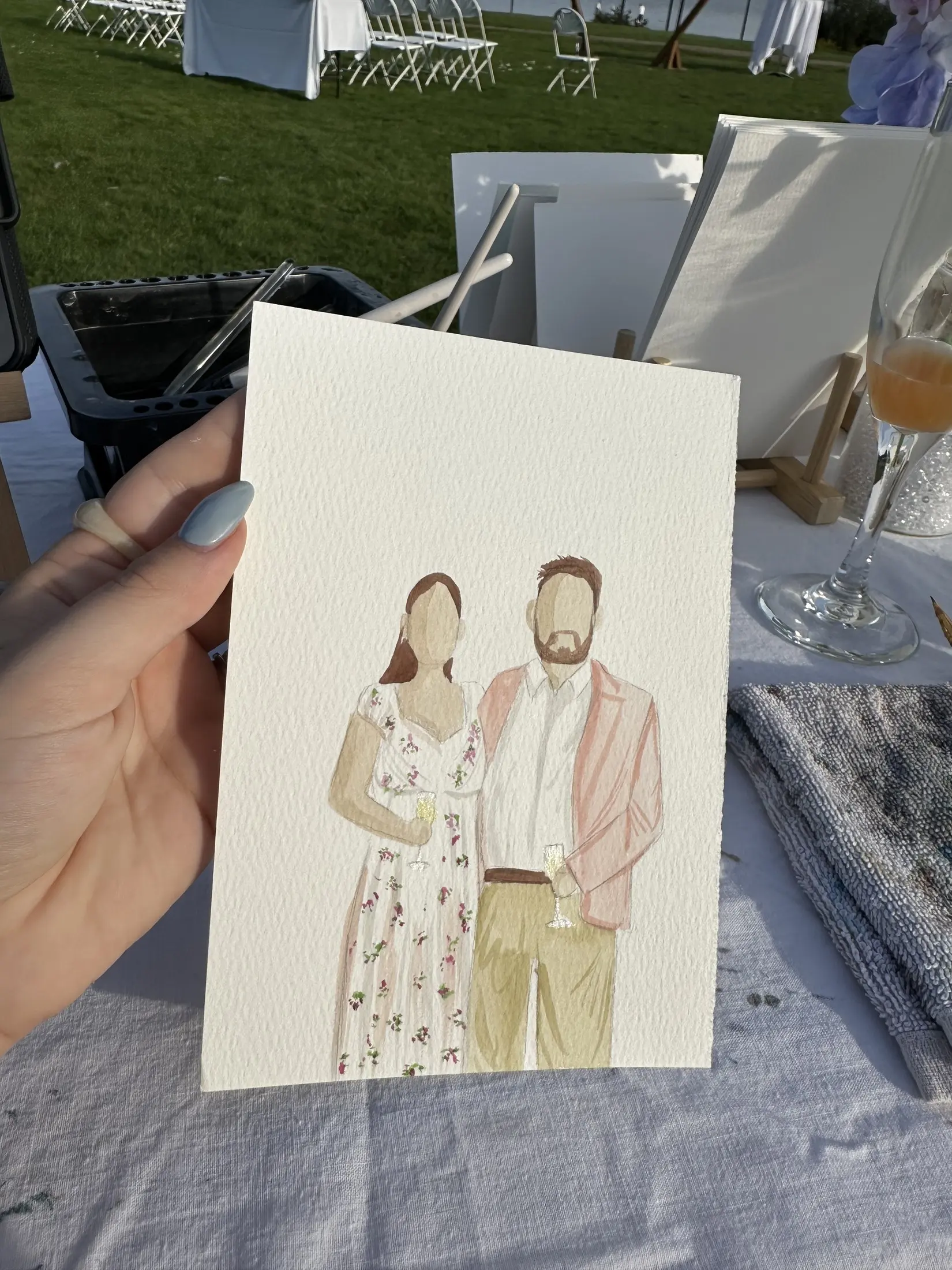 Couple en tenues estivales claires lors d’un événement extérieur — aquarelle par Gabrielle