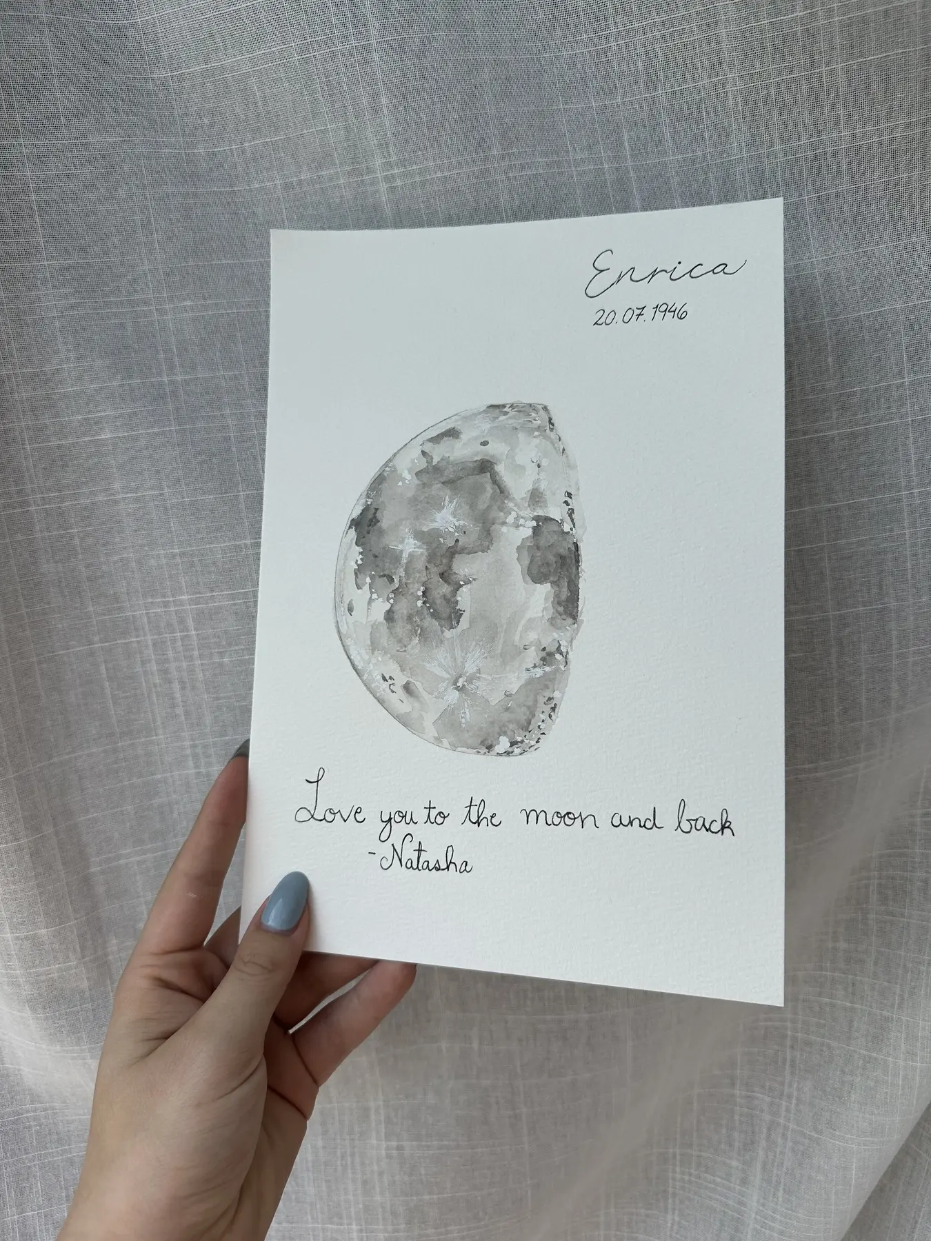 Lune peinte à l’aquarelle dans des tons gris avec une dédicace manuscrite — aquarelle par Gabrielle