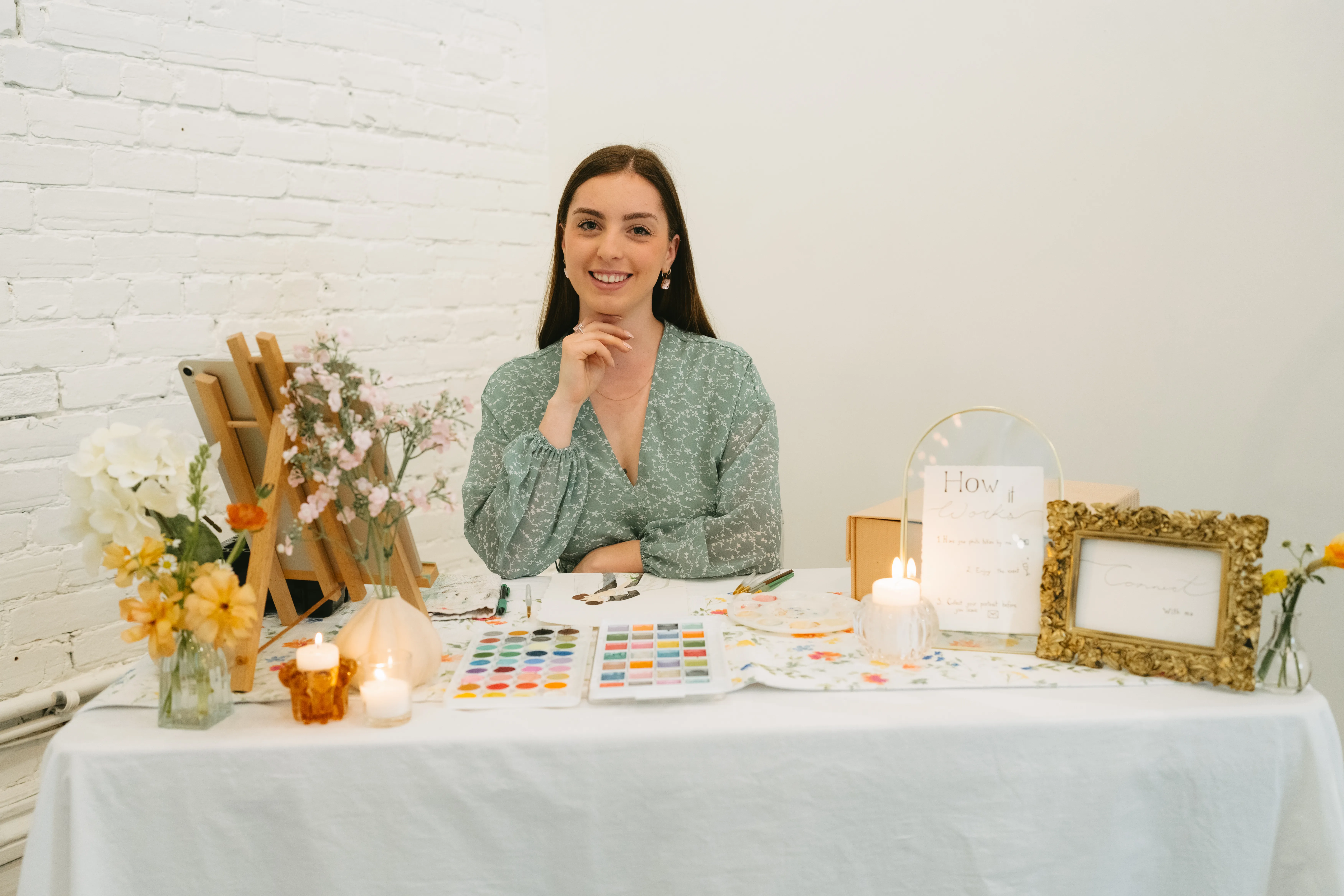 Gabrielle, artiste aquarelliste basée à Montréal, peignant en direct lors d'un événement
