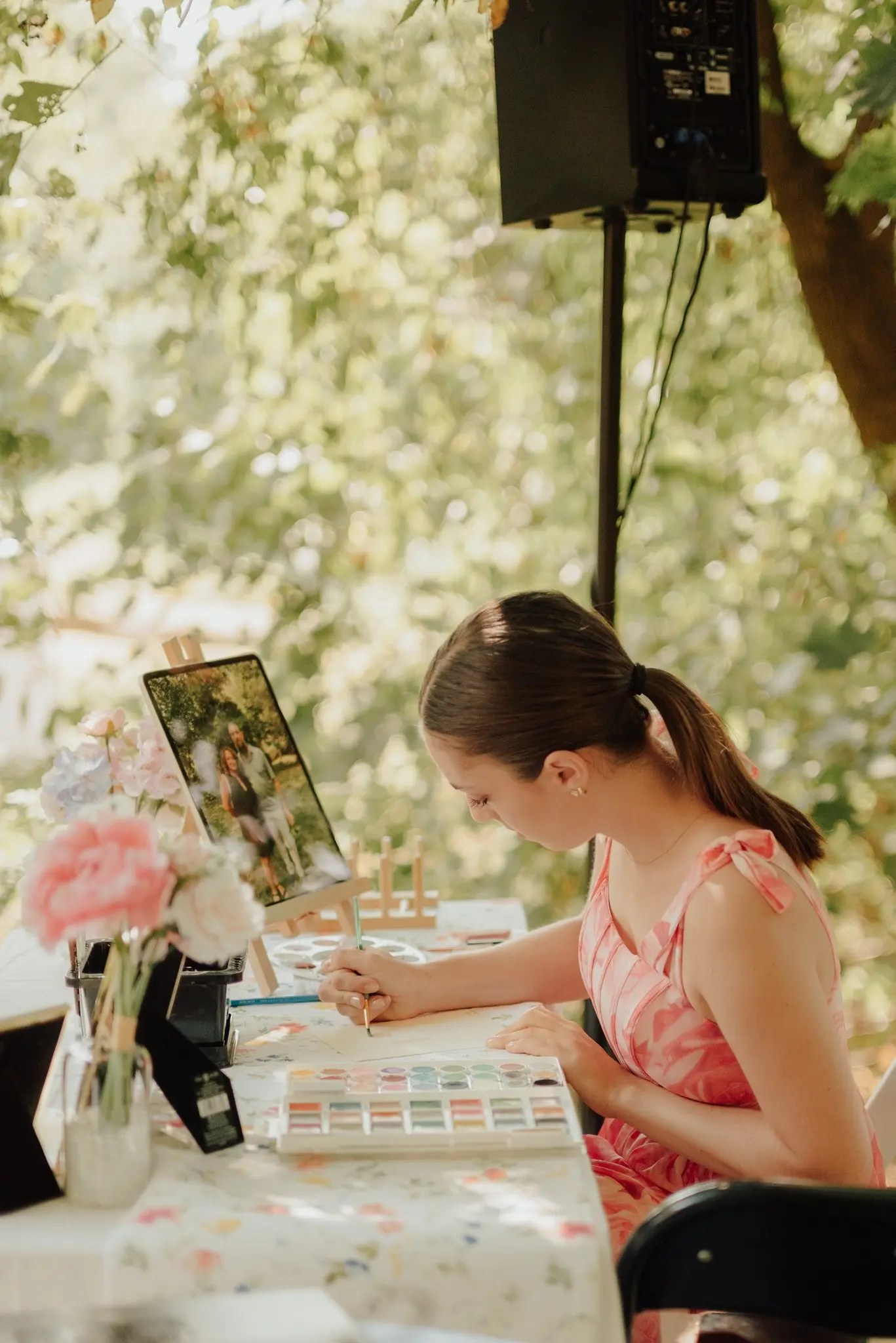 Gabrielle peignant un portrait à l’aquarelle à partir d’une photo sur une tablette