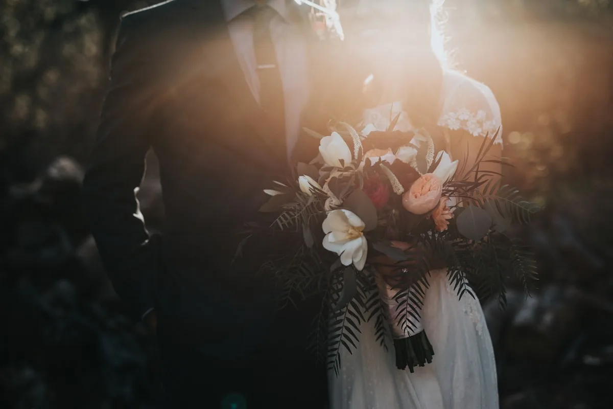 Wedding couple with bouquet, romantic setting for live watercolor painting in Montreal